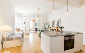 Klauzal apartment w/3 bedrooms, french balcony